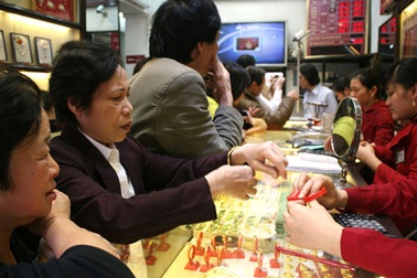 Giá vàng biến động khó lường, giao dịch khởi sắc