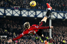 Siêu phẩm "xe đạp chổng ngược" của Garnacho đẹp nhất Ngoại hạng Anh mùa này