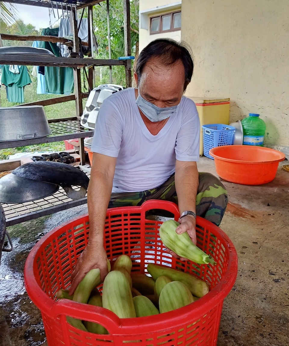 Áo chiến sĩ đẫm mồ hôi cho những suất cơm nghĩa tình trong khu cách ly - 1 Áo chiến sĩ đẫm mồ hôi cho những suất cơm nghĩa tình trong khu cách ly - 1