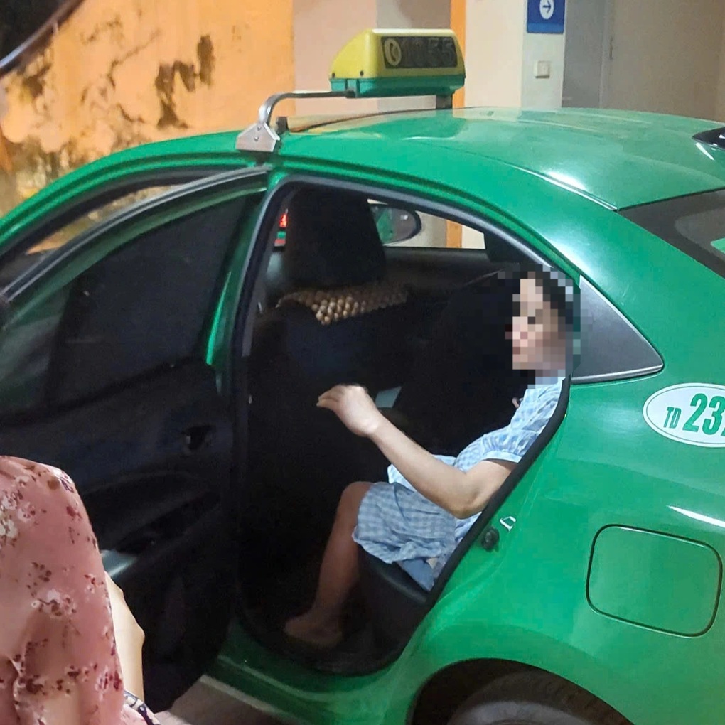 Hai CSGT Hà Nội hỗ trợ xe chở sản phụ sắp sinh đến bệnh viện - 1 Hai CSGT Hà Nội hỗ trợ xe chở sản phụ sắp sinh đến bệnh viện - 1