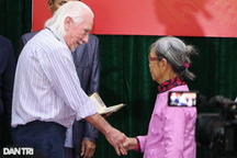 Em gái liệt sĩ Cao Văn Tuất tiếp nhận cuốn nhật ký từ tay cựu binh Mỹ