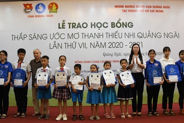 Trao học bổng Thắp sáng ước mơ thanh, thiếu nhi Quảng Ngãi