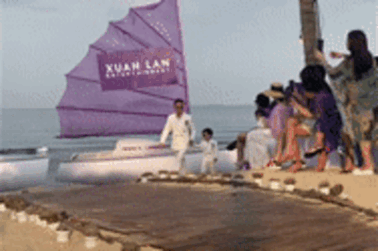 Khoảnh khắc con trai Đàm Vĩnh Hưng đòi bố bế khi đang catwalk gây chú ý