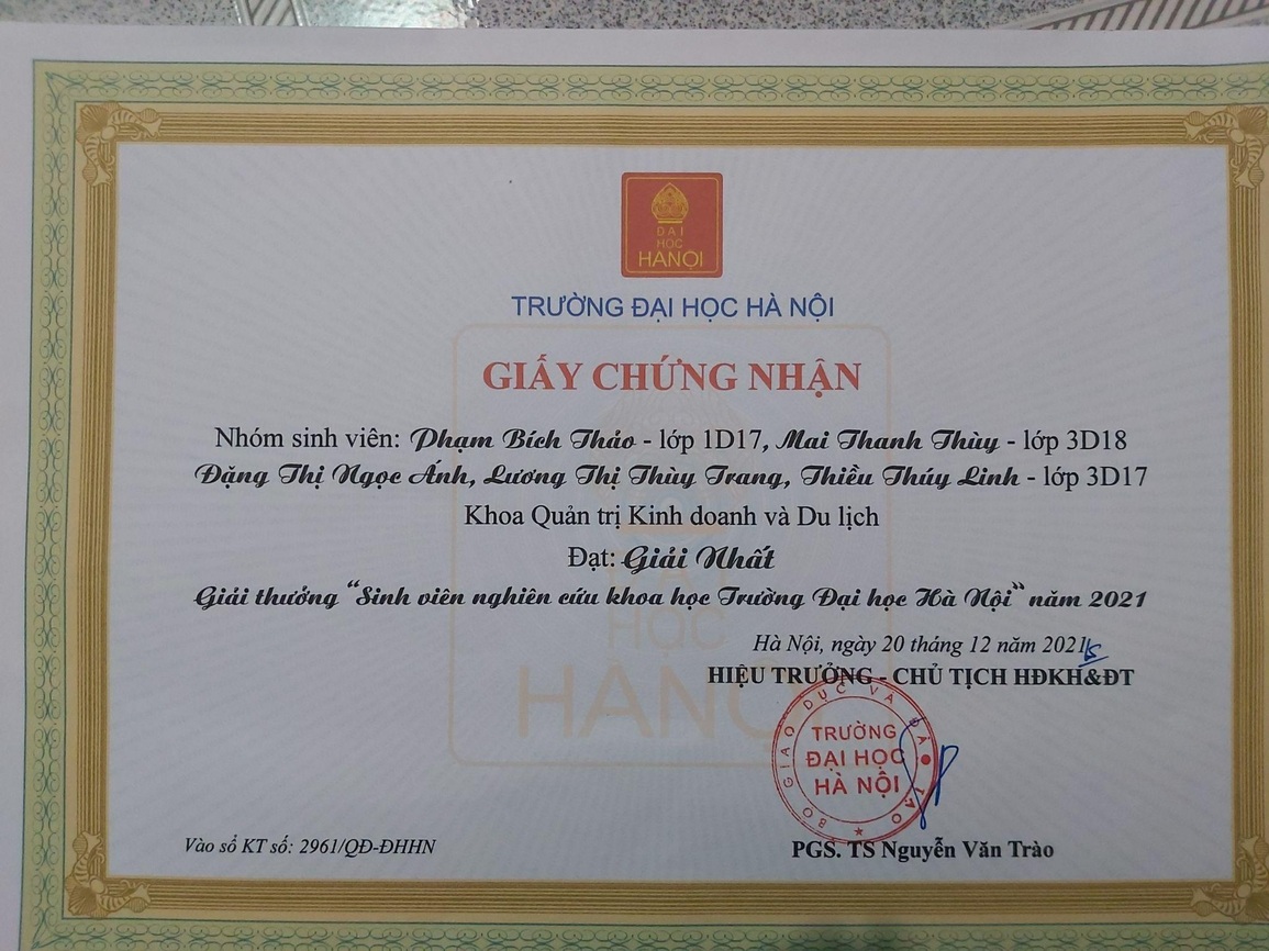 Nhóm sinh viên đoạt giải nhất về phát triển du lịch Hoàng thành Thăng Long - 1 Nhóm sinh viên đoạt giải nhất về phát triển du lịch Hoàng thành Thăng Long - 1