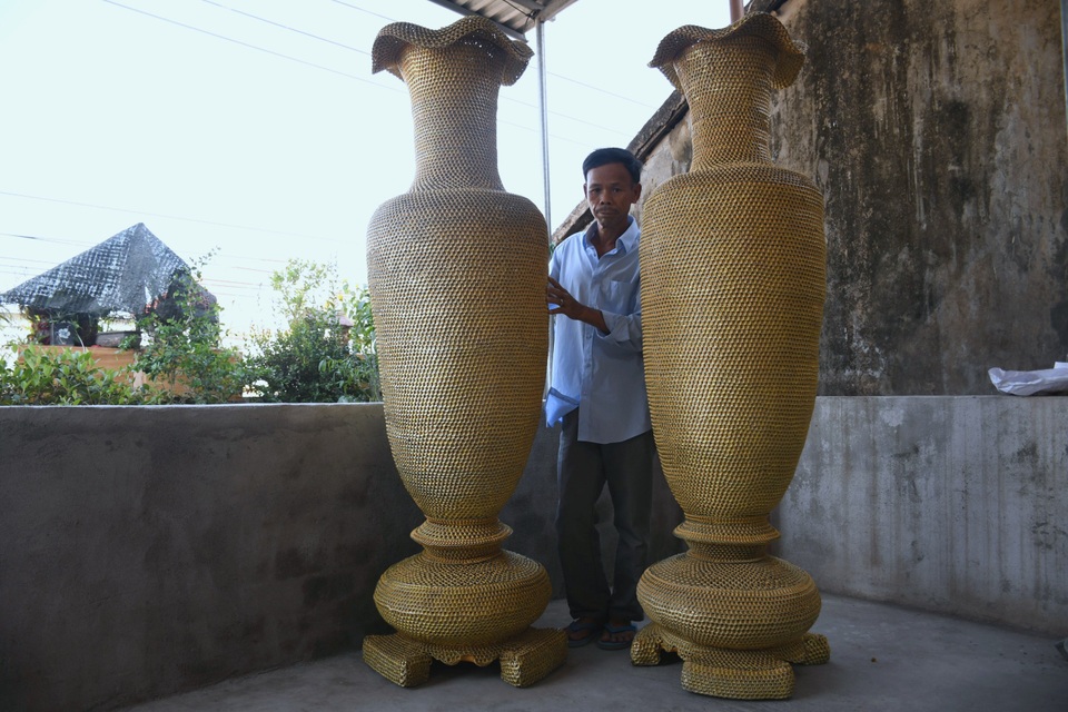 Kinh ngạc với cặp lộc bình khủng làm từ hàng triệu khoen lon bia - 1 Kinh ngạc với cặp lộc bình khủng làm từ hàng triệu khoen lon bia - 1