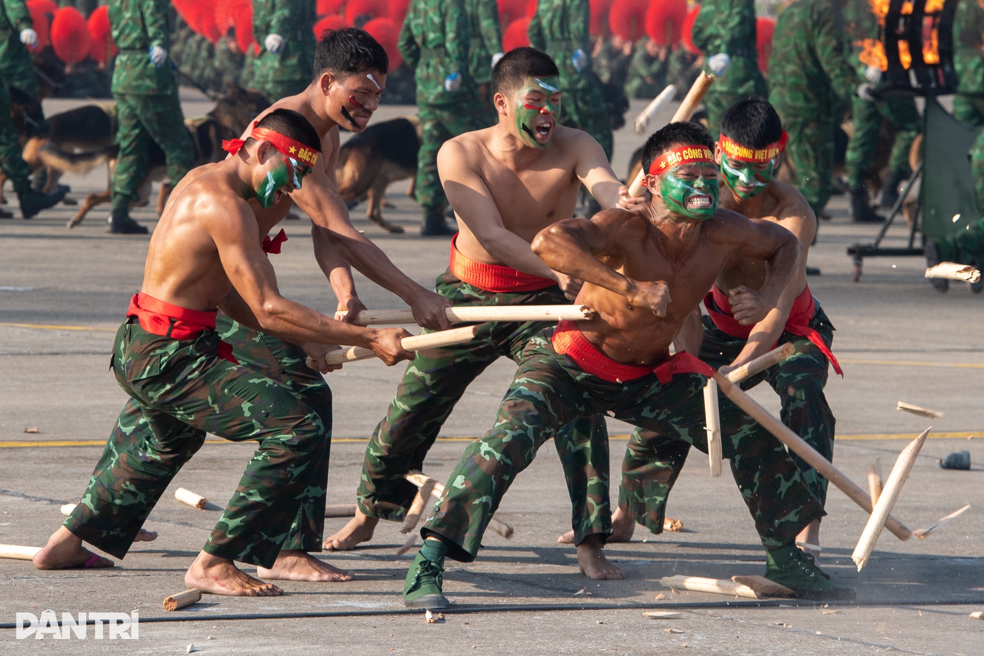 Đại tướng Phan Văn Giang kiểm tra hợp luyện quân sự Triển lãm quốc phòng - 11 Đại tướng Phan Văn Giang kiểm tra hợp luyện quân sự Triển lãm quốc phòng - 11