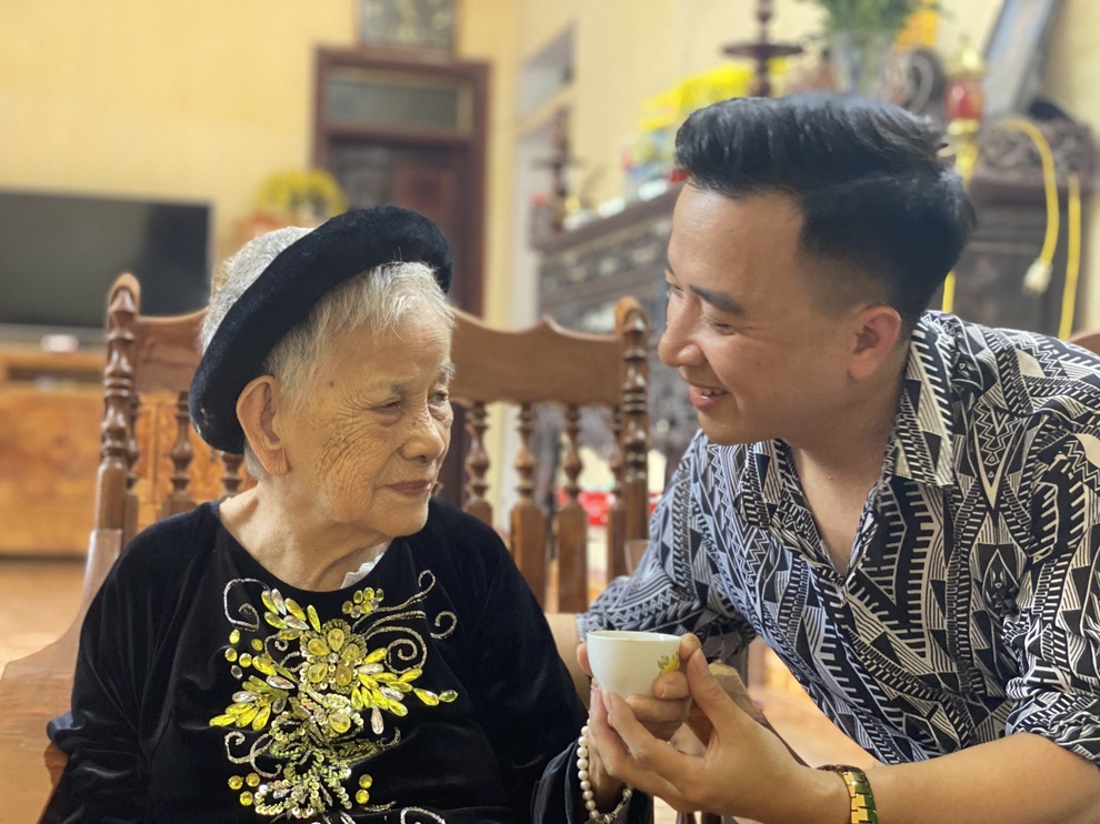 Cụ bà 95 tuổi nổi tiếng được cư dân mạng gọi bằng cái tên Cô gái Việt Nam - 3 Cụ bà 95 tuổi nổi tiếng được cư dân mạng gọi bằng cái tên Cô gái Việt Nam - 3