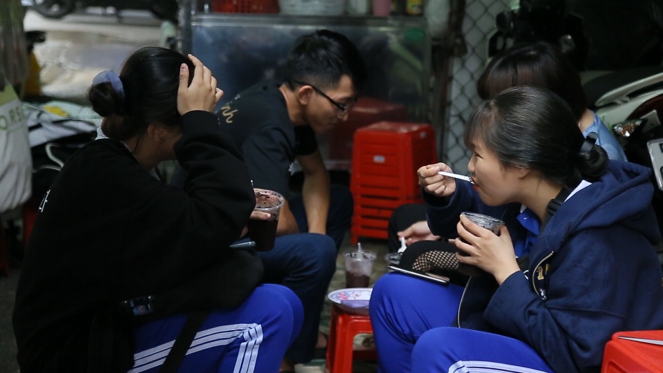 Cụ bà U70 bán ca cao bánh mì nuôi chồng và 3 con trưởng thành - 9 Cụ bà U70 bán ca cao bánh mì nuôi chồng và 3 con trưởng thành - 9