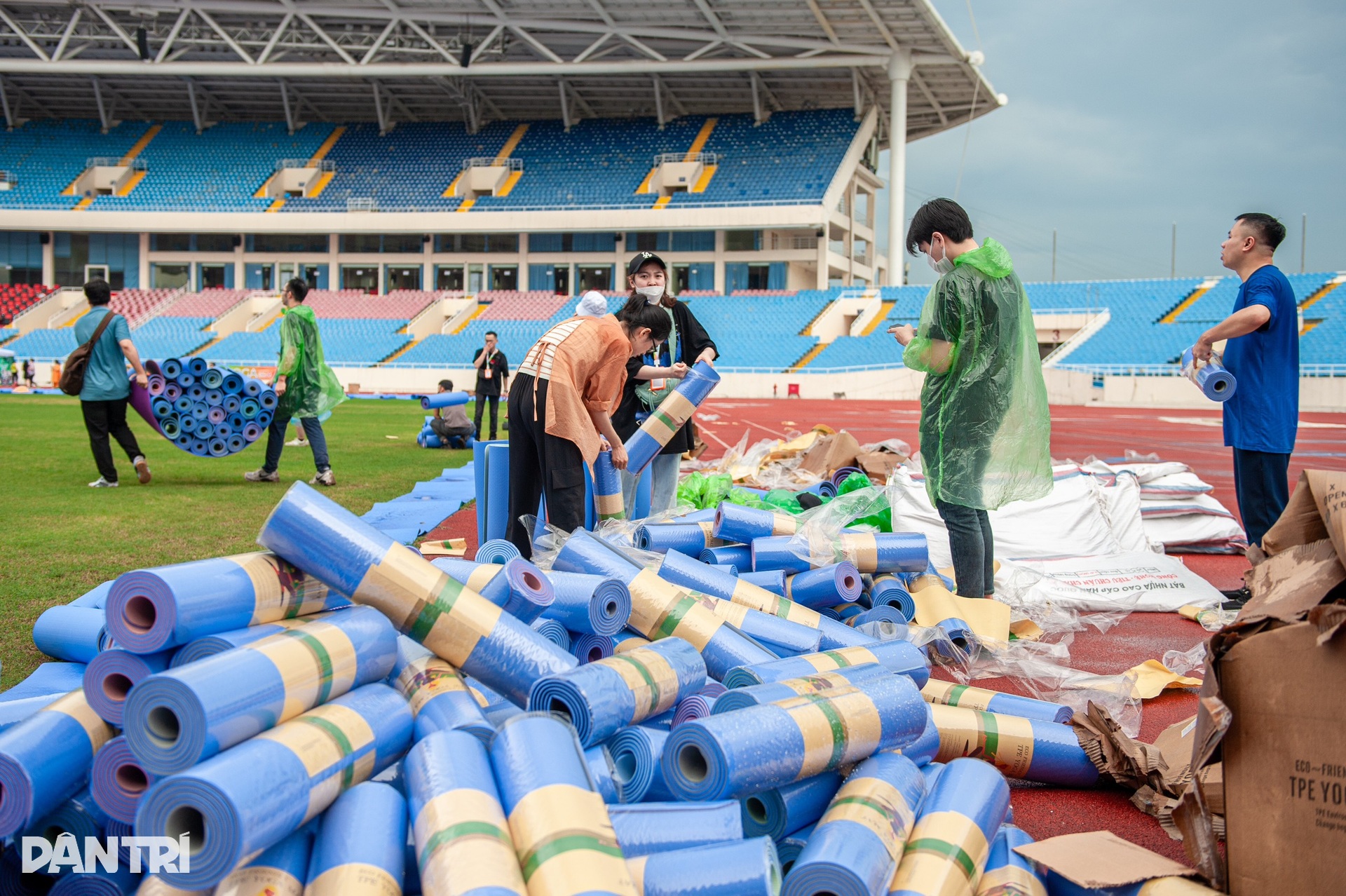 5.000 thảm tập yoga phủ kín SVĐ Mỹ Đình, sẵn sàng lập kỷ lục đồng diễn yoga - 3 5.000 thảm tập yoga phủ kín SVĐ Mỹ Đình, sẵn sàng lập kỷ lục đồng diễn yoga - 3