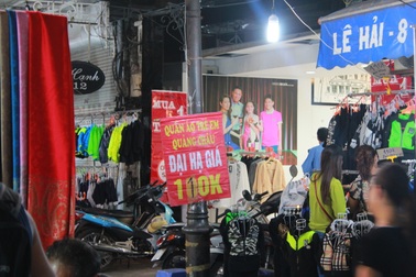 Chợ đêm Đồng Xuân: "Thiên đường" hàng nhái