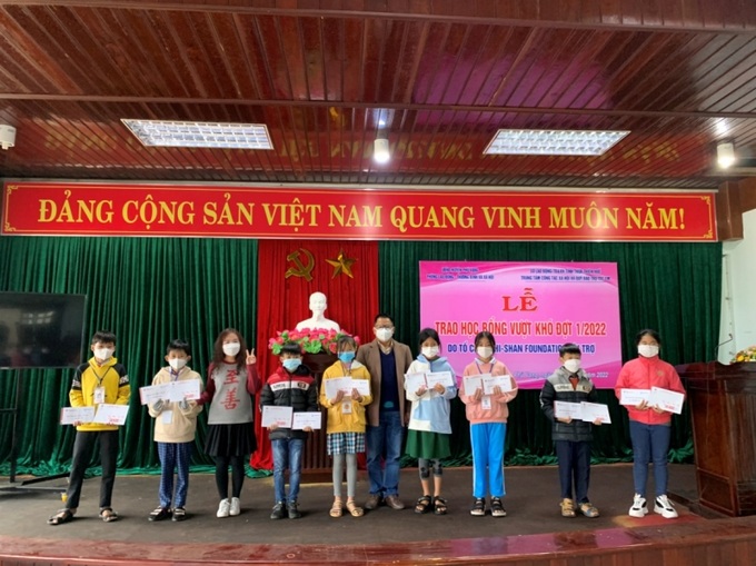 Tổ chức Zhi Shan Foundation trao học bổng cho học sinh có hoàn cảnh khó khăn tại Thừa Thiên Huế