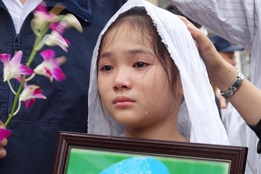 Con gái nghệ sĩ Khánh Nam nghẹn ngào trong giờ phút tiễn biệt cha