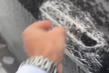 "Nỗi khổ" mở cửa xe vào mùa đông lạnh giá tại Mỹ