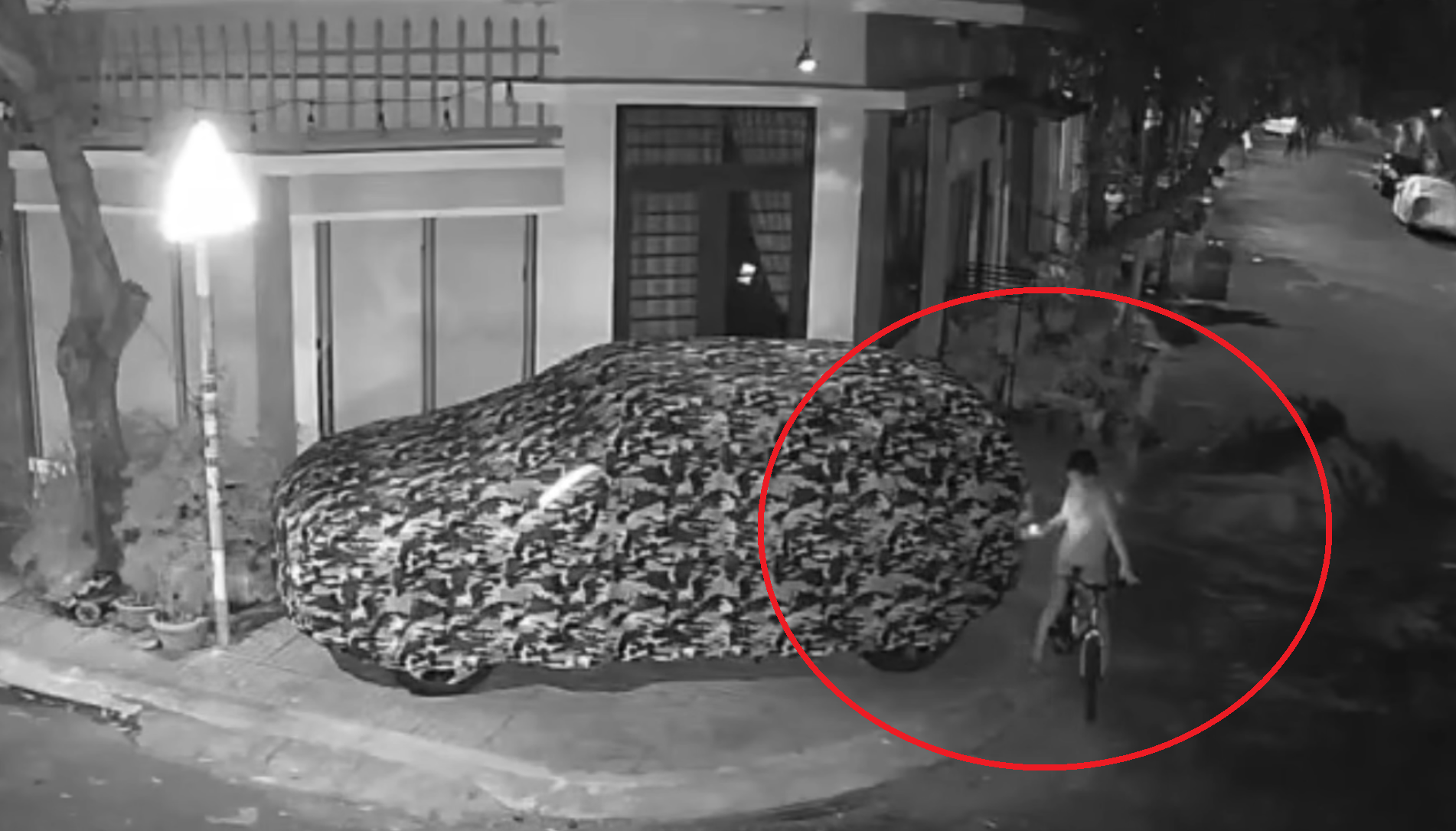 Clip "cậu bé châm lửa đốt bạt che ô tô, suýt gây hỏa hoạn" nổi bật tuần qua