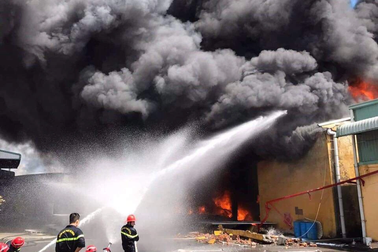 Cháy lớn tổng kho hàng ở Hải Phòng