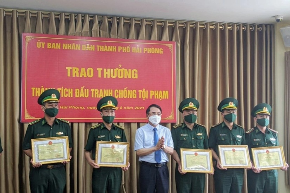 Khen thưởng lực lượng biên phòng phá vụ vận chuyển kim cương khủng - 1 Khen thưởng lực lượng biên phòng phá vụ vận chuyển kim cương khủng - 1
