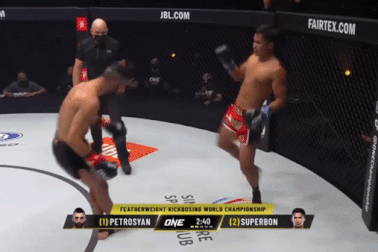 Võ sĩ Thái Lan đá "bác sĩ" nhập viện, giành chức vô địch hạng lông thế giới