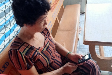 Lo bị khóa sim, người dân đổ xô đi cập nhật thông tin thuê bao điện thoại