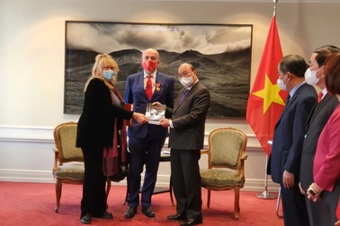 Chủ tịch nước xúc động nhận cuốn sách về Bác Hồ từ một dịch giả Italia