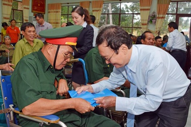 Tặng quà thương binh, bệnh binh và người có công ở Miền Nam