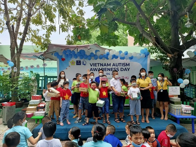 Bà Nguyễn Thị Hiền - Phó Giám đốc Quỹ BTTEVN tặng quà cho trẻ em tại Trung tâm.