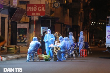 Xuyên đêm xét nghiệm hơn 100 người liên quan 2 ca dương tính ở 40 Thụy Khuê