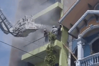 Giải cứu 5 người mắc kẹt trong ngôi nhà cao tầng bốc cháy dữ dội