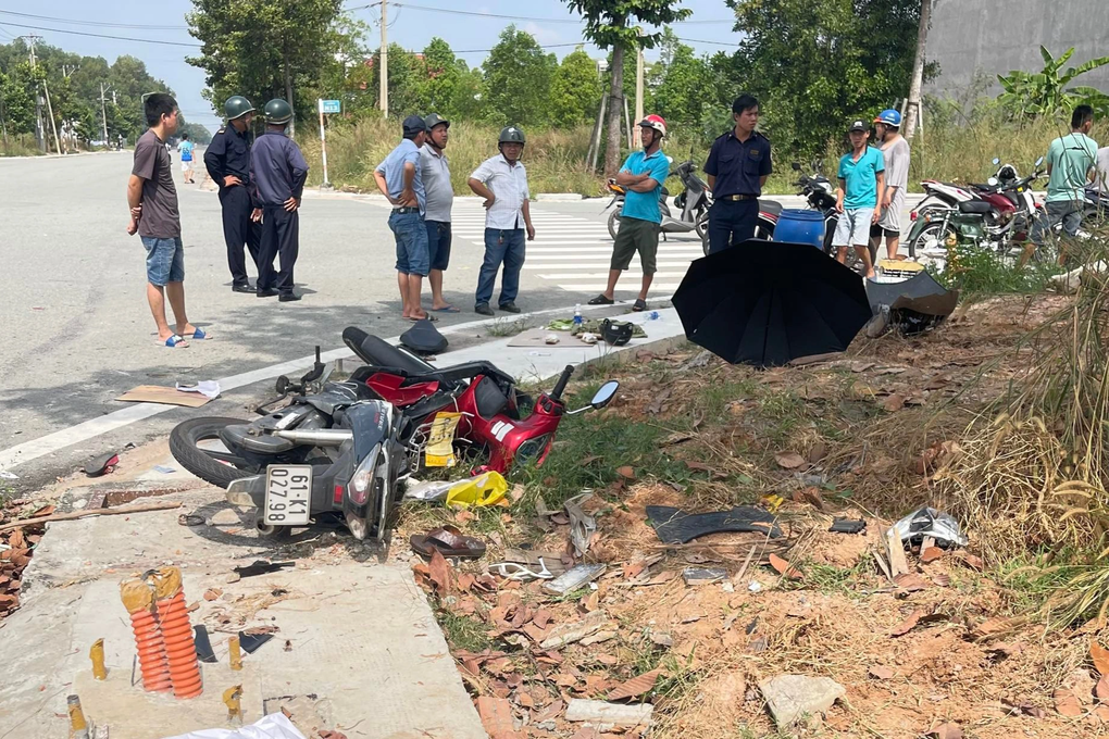 Ô tô tông 2 xe máy giữa ngã tư, nhiều người bay lên không trung - 1 Ô tô tông 2 xe máy giữa ngã tư, nhiều người bay lên không trung - 1
