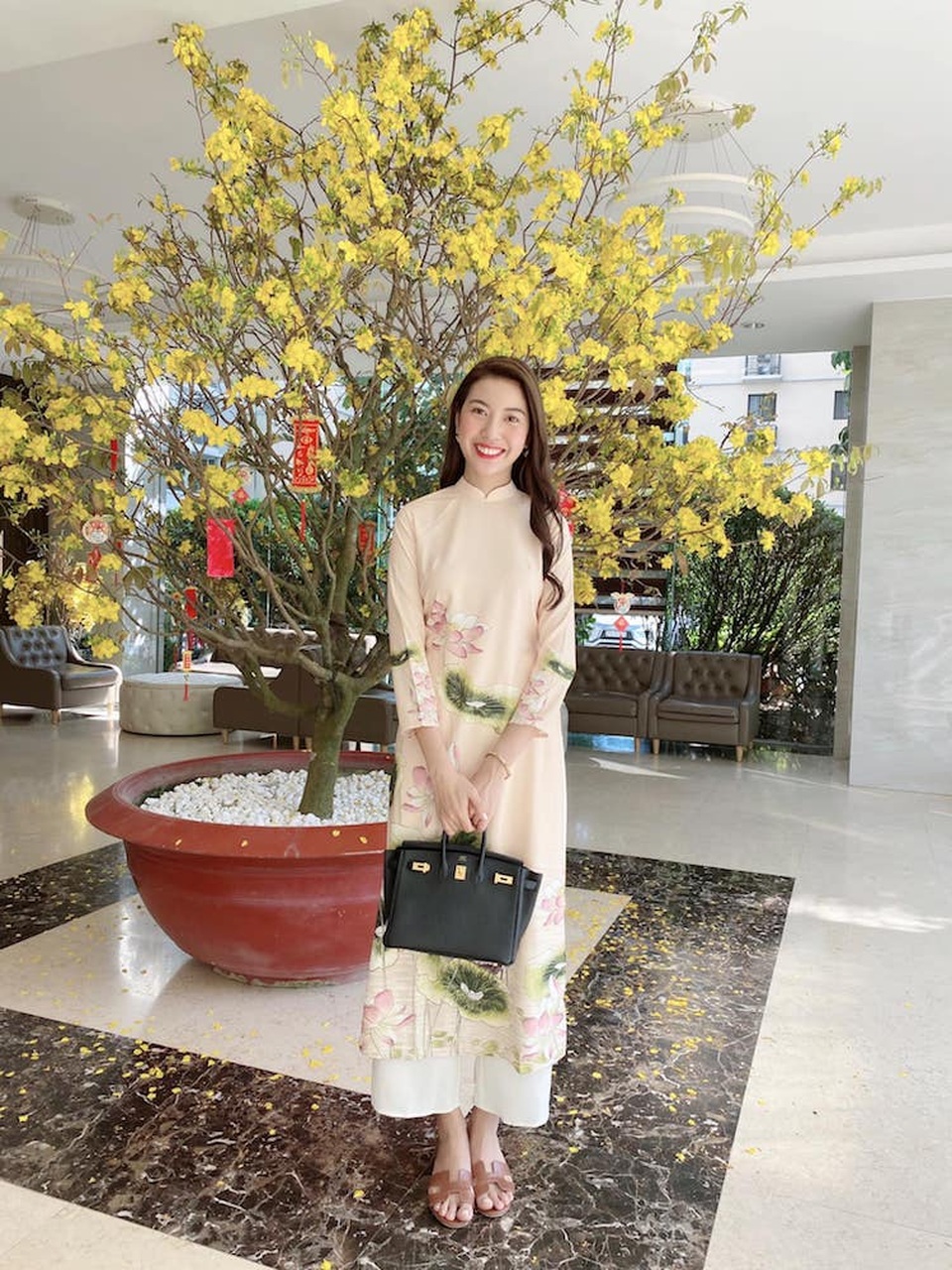 Dàn nghệ sĩ đón Tết với trang phục rực rỡ sắc màu - 14 Dàn nghệ sĩ đón Tết với trang phục rực rỡ sắc màu - 14