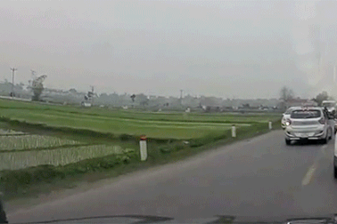 Bị xe máy đâm từ phía sau, taxi cứ thế bỏ đi liệu có đúng?