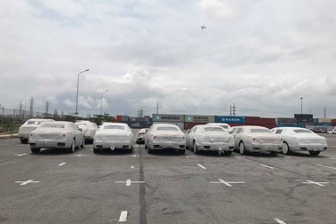 Lô siêu xe trăm tỉ phơi nắng tại cảng Hải Phòng