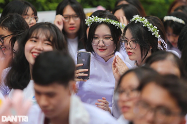 Đề thi học kỳ môn Văn nêu ra vấn đề "Còn ăn tết ta, đất nước còn nghèo"