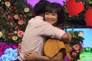 Thầy giáo 28 tuổi được "đặc cách" ôm đối phương 4 lần trong show hẹn hò
