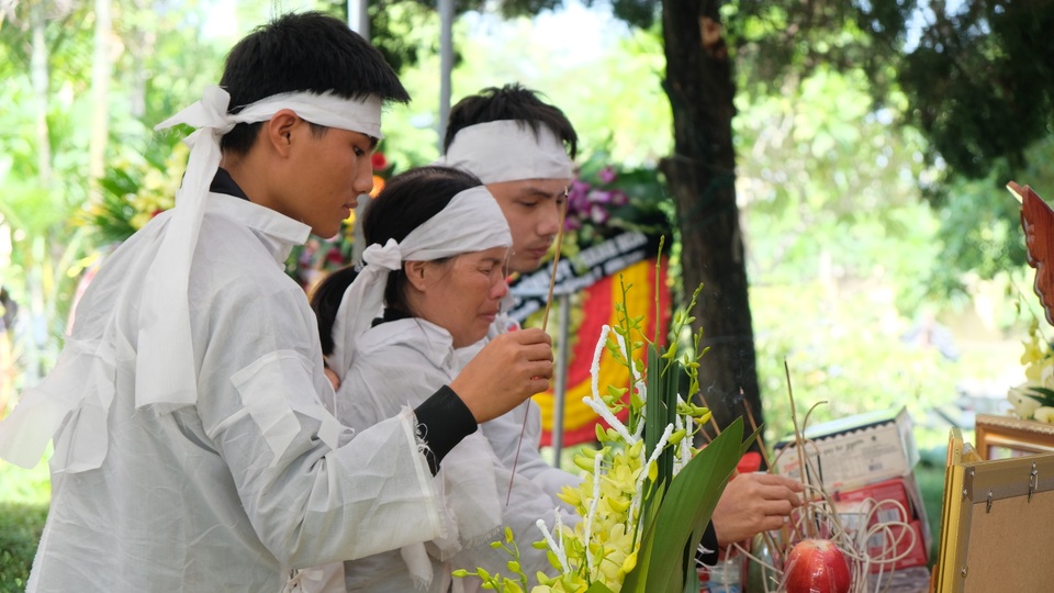 “Sao anh bỏ mẹ con em nơi đất khách quê người mà đi…” - 7 “Sao anh bỏ mẹ con em nơi đất khách quê người mà đi…” - 7