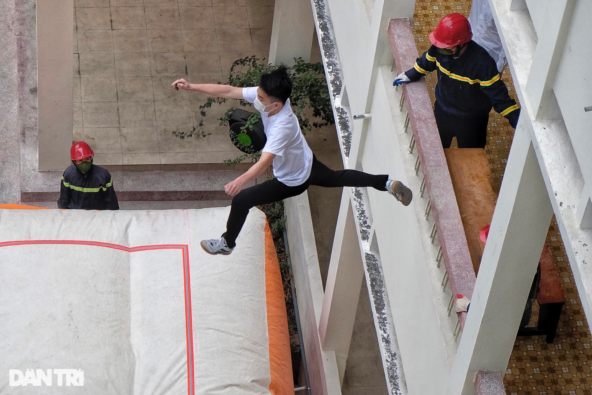 Lính cứu hỏa đu dây đưa người mắc kẹt thoát khỏi đám cháy cao tầng ở Hà Nội - 10 Lính cứu hỏa đu dây đưa người mắc kẹt thoát khỏi đám cháy cao tầng ở Hà Nội - 10