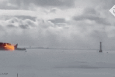 Khoảnh khắc máy bay chở 80 người lật ngửa khi hạ cánh ở Canada