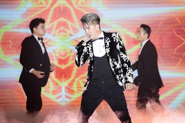 Đàm Vĩnh Hưng: "May mà vẫn chưa già để hát nhạc trẻ"