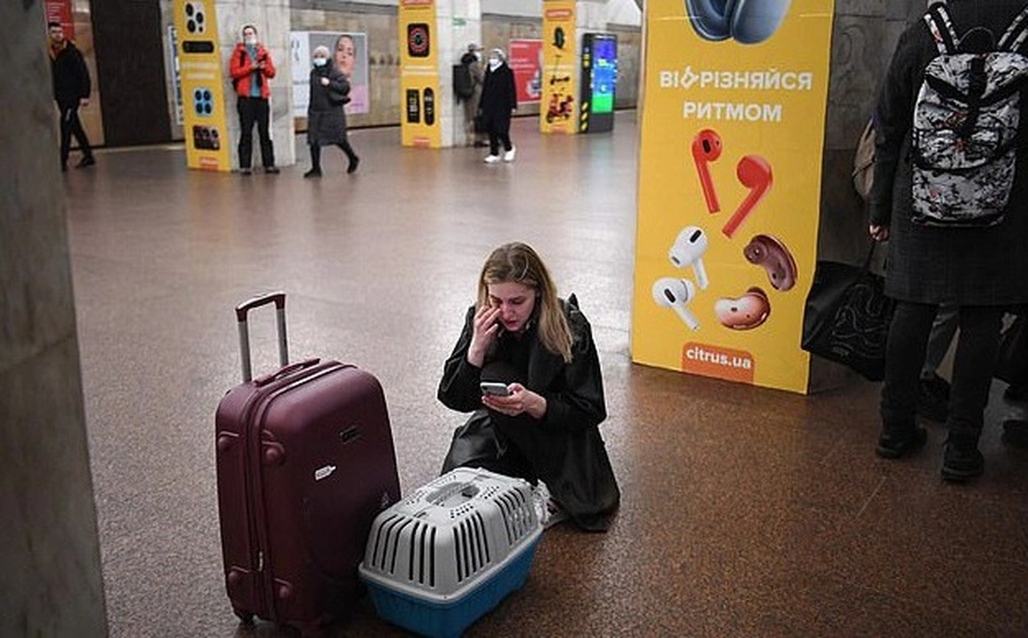 Người Ukraine nằm la liệt ở ga tàu, vội vã tháo chạy khỏi chiến sự - 3 Người Ukraine nằm la liệt ở ga tàu, vội vã tháo chạy khỏi chiến sự - 3