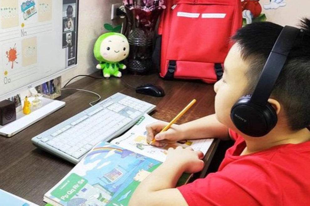Bố mẹ vã mồ hôi lùng mua máy tính, shop điện tử cháy hàng vì học online - 1 Bố mẹ vã mồ hôi lùng mua máy tính, shop điện tử cháy hàng vì học online - 1