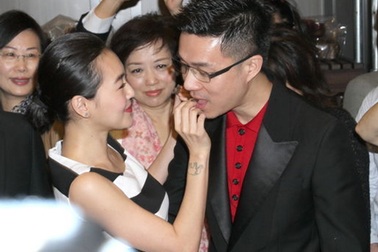 Từ Hy Đệ tình tự với "ông xã" nơi đông người 