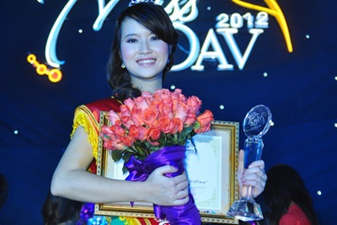 Đạt Hoa khôi Ngoại giao nhờ hùng biện tiếng Anh “như gió”