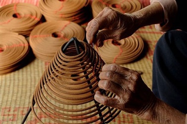 Nén nhang Phụng Nghi và cảm nhận tinh hoa văn hóa Việt