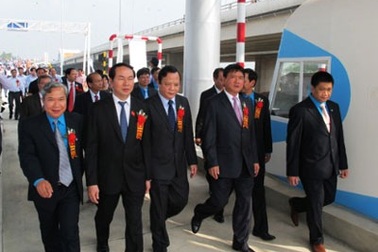 Bộ trưởng “khiển trách” doanh nghiệp tại lễ thông xe