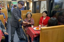 Giây phút đón giao thừa cùng những vị khách “đặc biệt” trên tàu hỏa