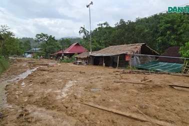 Lũ quét kinh hoàng: "Không còn gì, chạy được xuống đường nhà theo sau luôn"