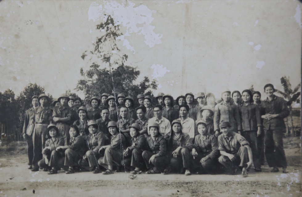 Gặp nữ lái xe Trường Sơn nhét 2kg sỏi vào người, trốn gia đình ra trận