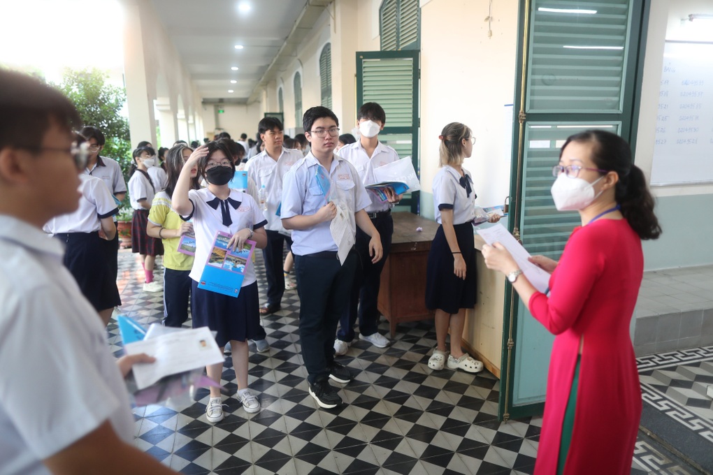 Sĩ tử bước vào bài thi kép dài nhất kỳ tốt nghiệp THPT 2023 - 7 Sĩ tử bước vào bài thi kép dài nhất kỳ tốt nghiệp THPT 2023 - 7