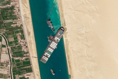 Tàu hàng chặn kênh đào Suez đã dịch chuyển 80% nhưng chưa nổi lại hoàn toàn