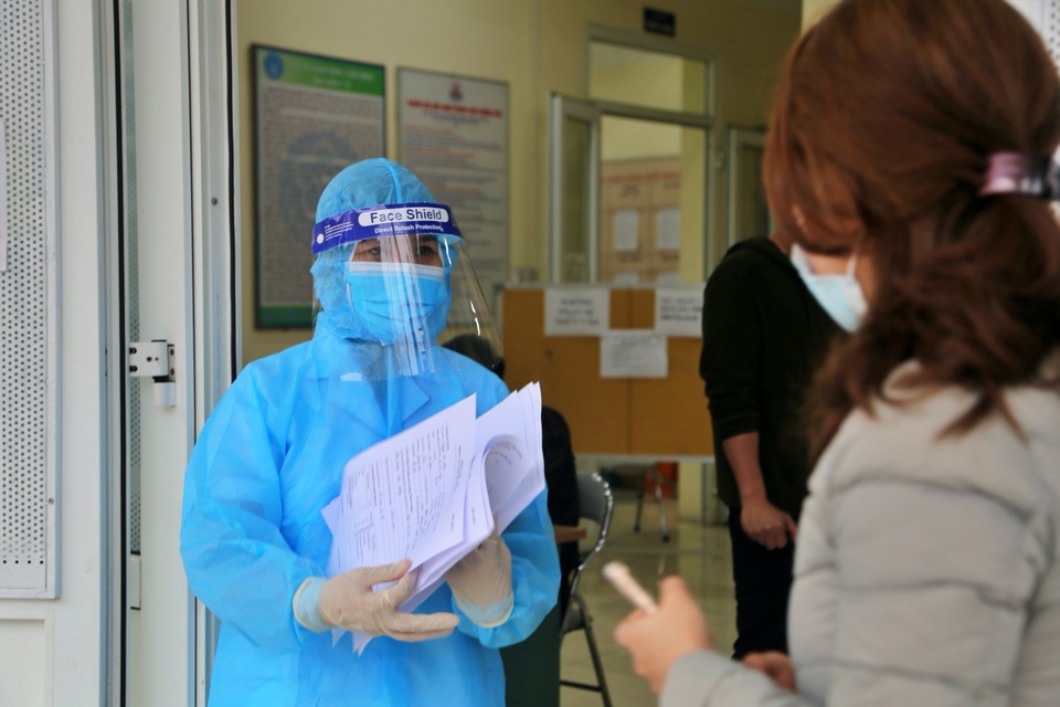 Người dân trở lại Hà Nội sau nghỉ lễ 30/4 phải khai báo y tế - 1