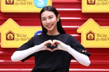 Hoa hậu Thùy Tiên bật khóc, nhớ tuổi thơ sống cùng dì ruột